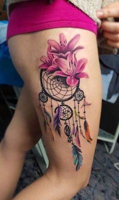  Tatouage attrape rêve avec des fleurs roses sur le coté de la cuisse